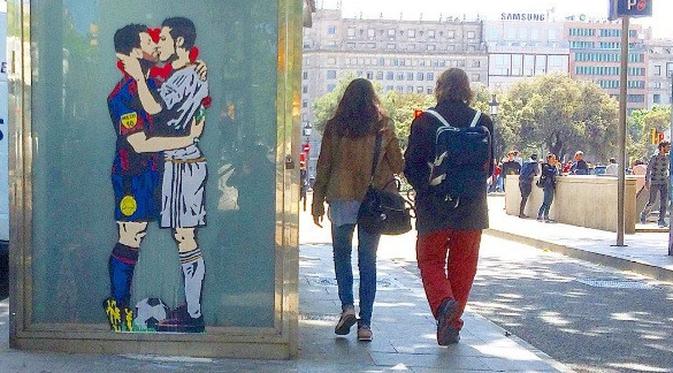 3 Hari Menjelang El Clasico, Ronaldo dan Messi Ciuman dengan Penuh Gairah