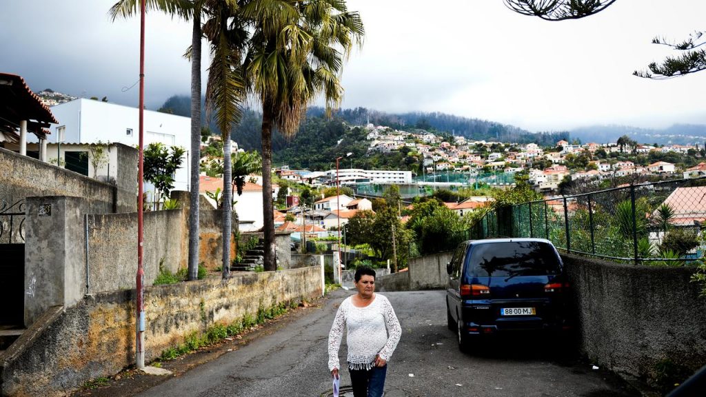 Inilah kawasan Quinta Falcao, tempat masa kecil Cristiano Ronaldo dan keluarganya tinggal yang terletak di Funchal, Madeira, Portugal, (29/4/2016). (AFP/Patricia De Melo Moreira)